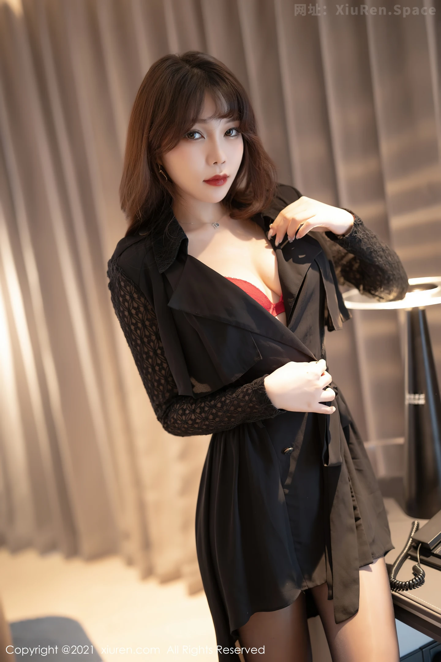 图片[2]-[XiuRen秀人网]VOL.3595 女神芝芝Booty私房半脱露红色内衣配无内黑丝裤袜娇媚动人写真70P-秀人网官方网站